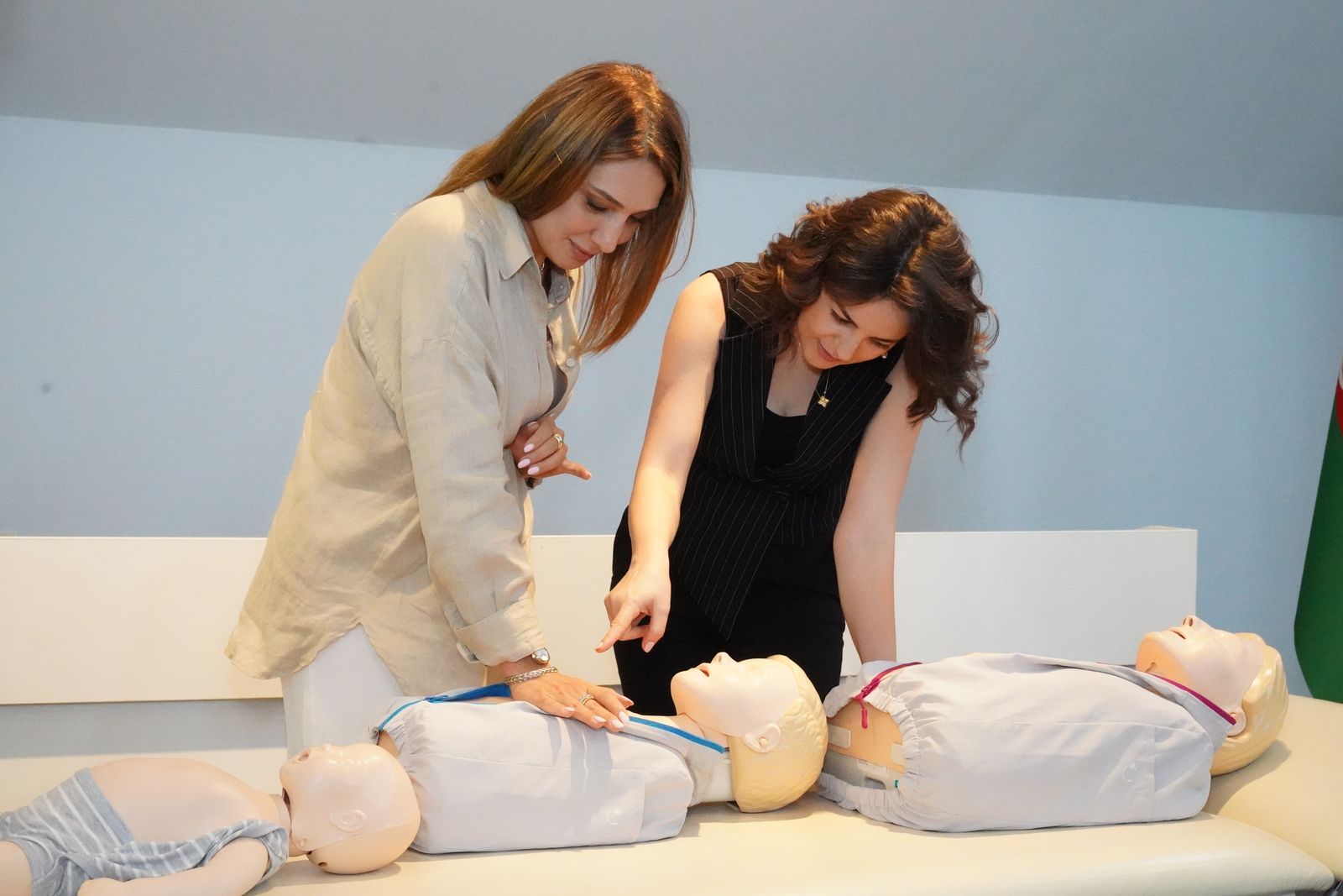 CPR practice with training mannequins. illustrative stock photo, Tahir / Pexels